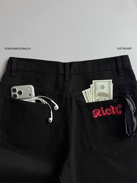 กางเกง Rich® สีดำ กระเป๋าหลังปักโลโก้ Rich มีมือถือ หูฟัง แว่นตา และเงินดอลลาร์เสียบอยู่