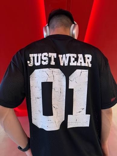 เสื้อเจอร์ซีย์ตาข่ายสีดำ พิมพ์ JUST WEAR 01 ด้านหลัง ใส่คู่หูฟังครอบหู
